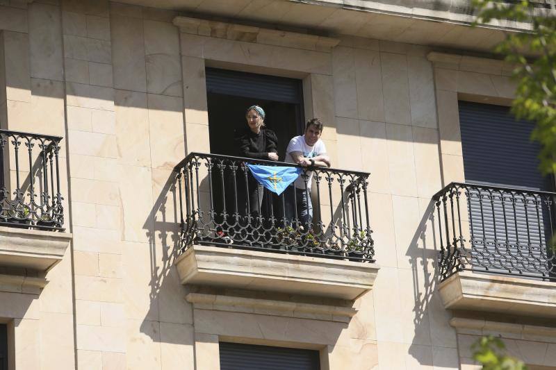 La Pola vive su martes de los Güevos Pintos marcado por el estado de alarma, limitado a una inédita telebendición en diferido y una llamada a entonar el himno de Asturias. Pero la celebración no se ha cancelado y ha tenido lugar desde las ventanas. 