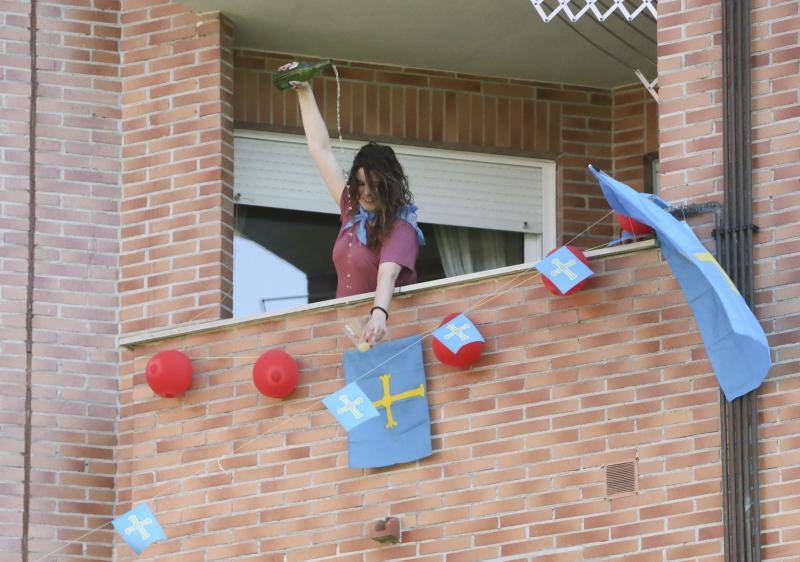 La Pola vive su martes de los Güevos Pintos marcado por el estado de alarma, limitado a una inédita telebendición en diferido y una llamada a entonar el himno de Asturias. Pero la celebración no se ha cancelado y ha tenido lugar desde las ventanas. 