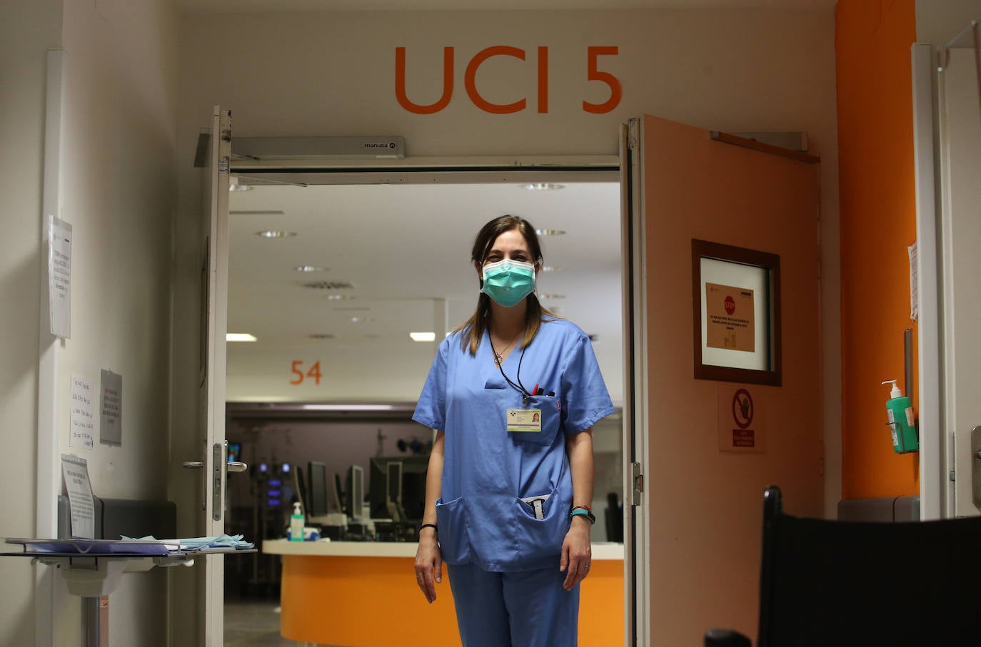 Los casos más graves de la pandemia del coronavirus en Asturias recaen sobre sus espaldas. Son los profesionales la Unidad de Cuidados Intensivos (UCI) del Hospital Universitario Central de Asturias. Ellos viven en directo las historias más dramáticas que deja el COVID-19 en la región pero también los casos más esperanzadores. Porque son muchos quienes, pese a las situaciones más delicadas, vencen al virus y salen de la unidad entre aplausos. EL COMERCIO ha llevado su objetivo este escenario para conocer el intenso y heroico trabajo de sus profesionales. Así es su día a día.