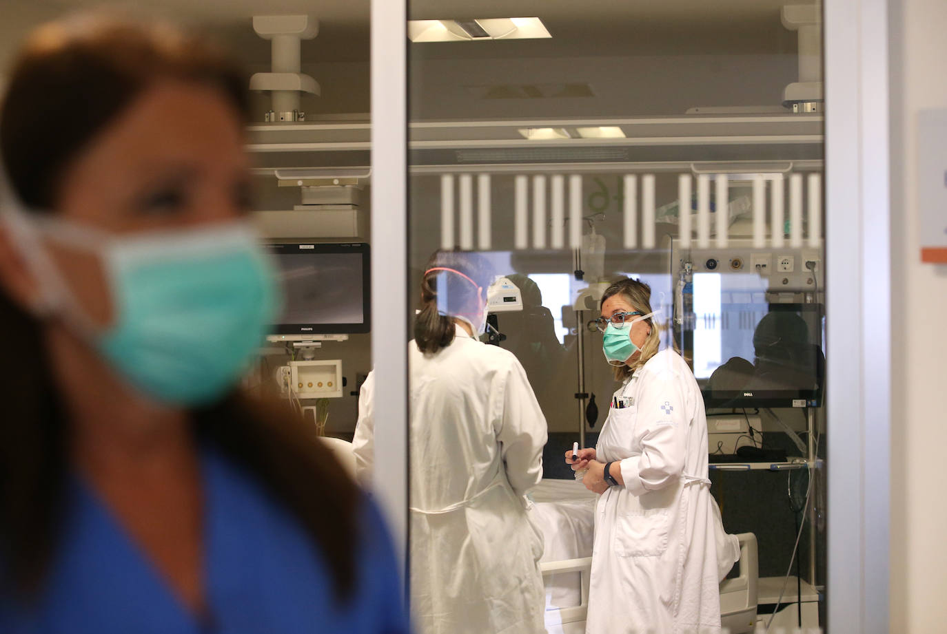 Los casos más graves de la pandemia del coronavirus en Asturias recaen sobre sus espaldas. Son los profesionales la Unidad de Cuidados Intensivos (UCI) del Hospital Universitario Central de Asturias. Ellos viven en directo las historias más dramáticas que deja el COVID-19 en la región pero también los casos más esperanzadores. Porque son muchos quienes, pese a las situaciones más delicadas, vencen al virus y salen de la unidad entre aplausos. EL COMERCIO ha llevado su objetivo este escenario para conocer el intenso y heroico trabajo de sus profesionales. Así es su día a día.