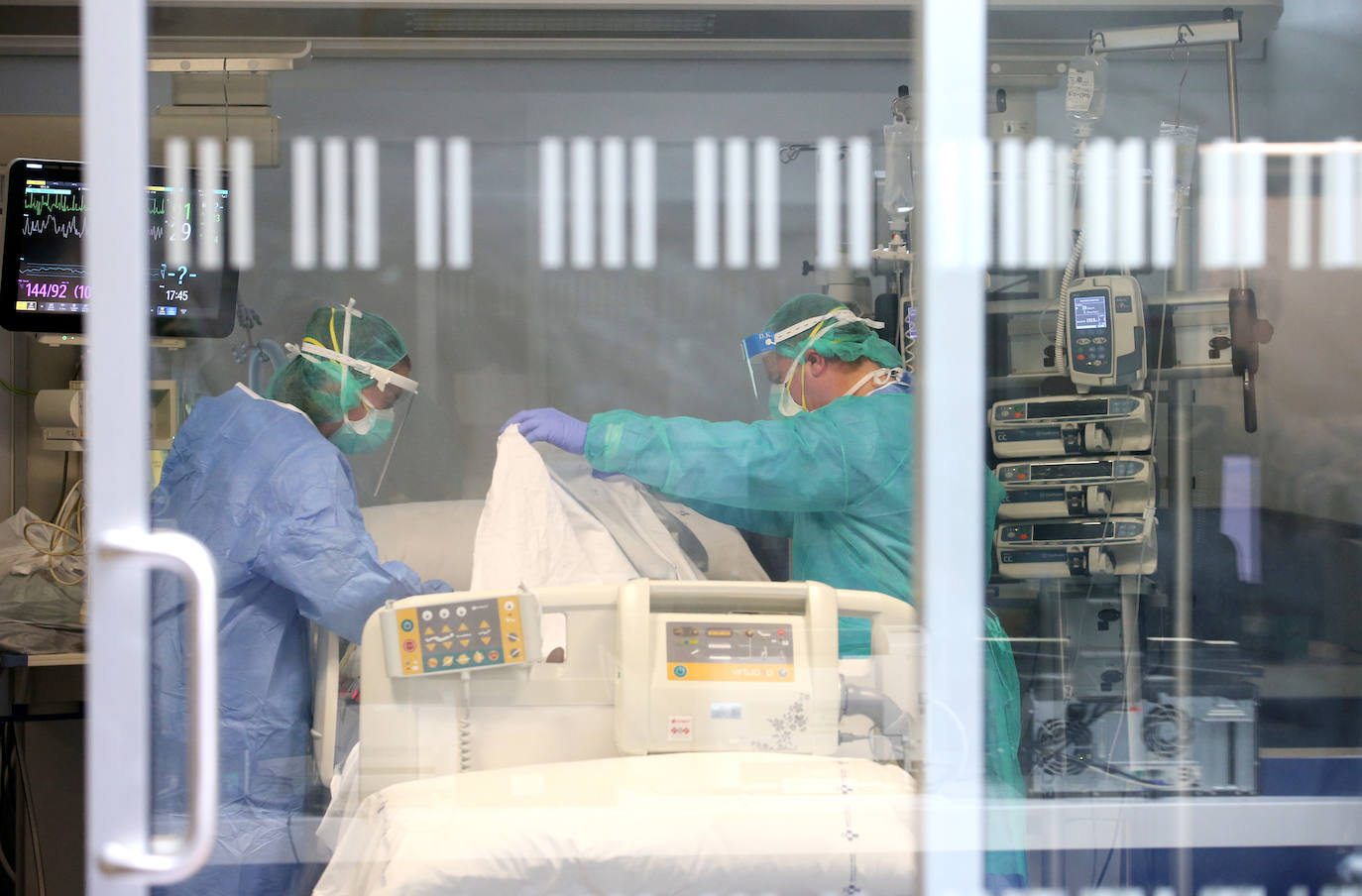 Los casos más graves de la pandemia del coronavirus en Asturias recaen sobre sus espaldas. Son los profesionales la Unidad de Cuidados Intensivos (UCI) del Hospital Universitario Central de Asturias. Ellos viven en directo las historias más dramáticas que deja el COVID-19 en la región pero también los casos más esperanzadores. Porque son muchos quienes, pese a las situaciones más delicadas, vencen al virus y salen de la unidad entre aplausos. EL COMERCIO ha llevado su objetivo este escenario para conocer el intenso y heroico trabajo de sus profesionales. Así es su día a día.