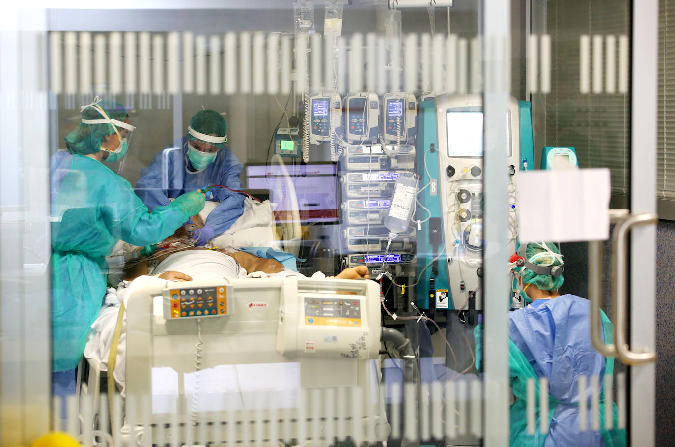 Los casos más graves de la pandemia del coronavirus en Asturias recaen sobre sus espaldas. Son los profesionales la Unidad de Cuidados Intensivos (UCI) del Hospital Universitario Central de Asturias. Ellos viven en directo las historias más dramáticas que deja el COVID-19 en la región pero también los casos más esperanzadores. Porque son muchos quienes, pese a las situaciones más delicadas, vencen al virus y salen de la unidad entre aplausos. EL COMERCIO ha llevado su objetivo este escenario para conocer el intenso y heroico trabajo de sus profesionales. Así es su día a día.