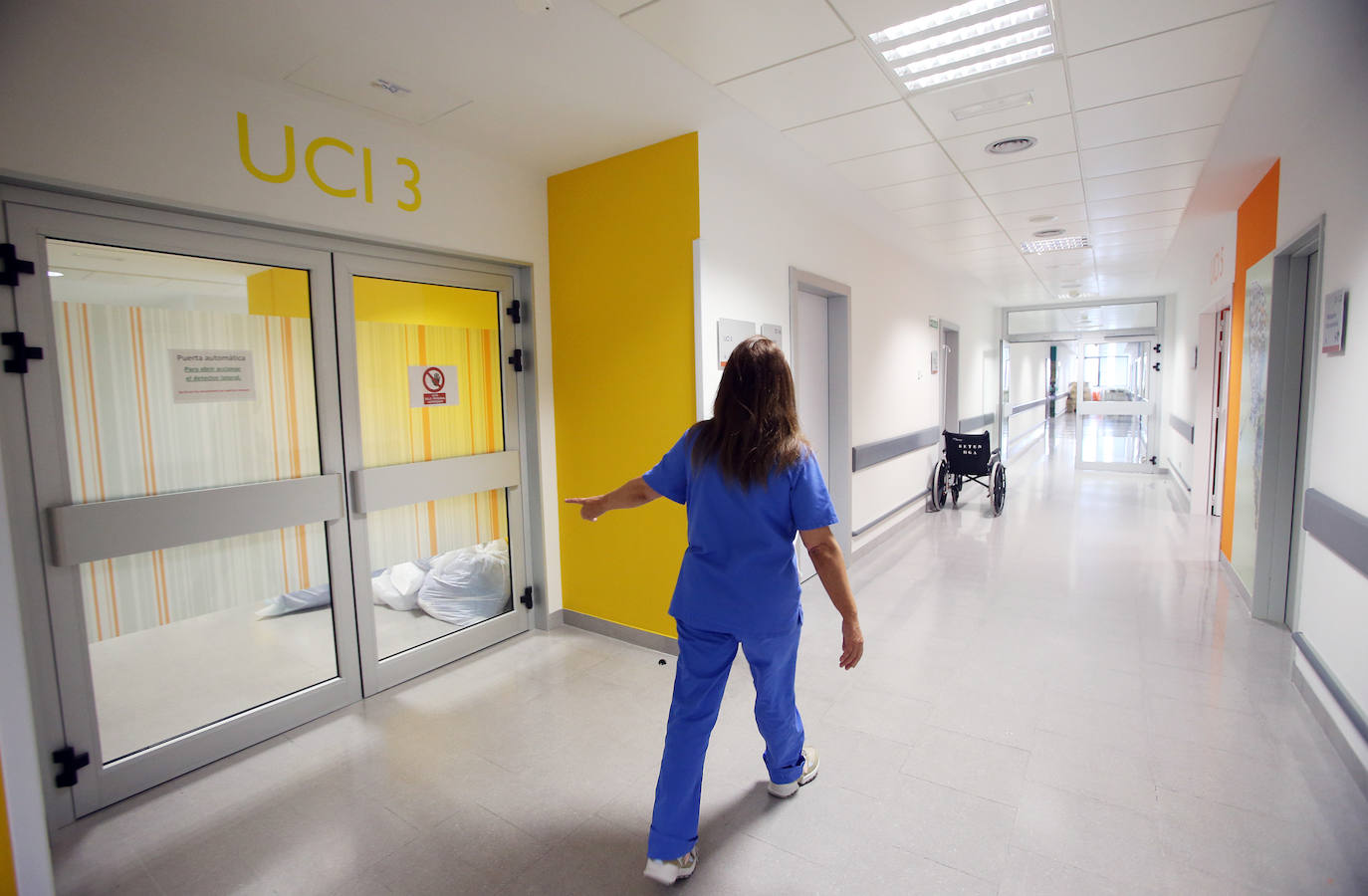 Los casos más graves de la pandemia del coronavirus en Asturias recaen sobre sus espaldas. Son los profesionales la Unidad de Cuidados Intensivos (UCI) del Hospital Universitario Central de Asturias. Ellos viven en directo las historias más dramáticas que deja el COVID-19 en la región pero también los casos más esperanzadores. Porque son muchos quienes, pese a las situaciones más delicadas, vencen al virus y salen de la unidad entre aplausos. EL COMERCIO ha llevado su objetivo este escenario para conocer el intenso y heroico trabajo de sus profesionales. Así es su día a día.