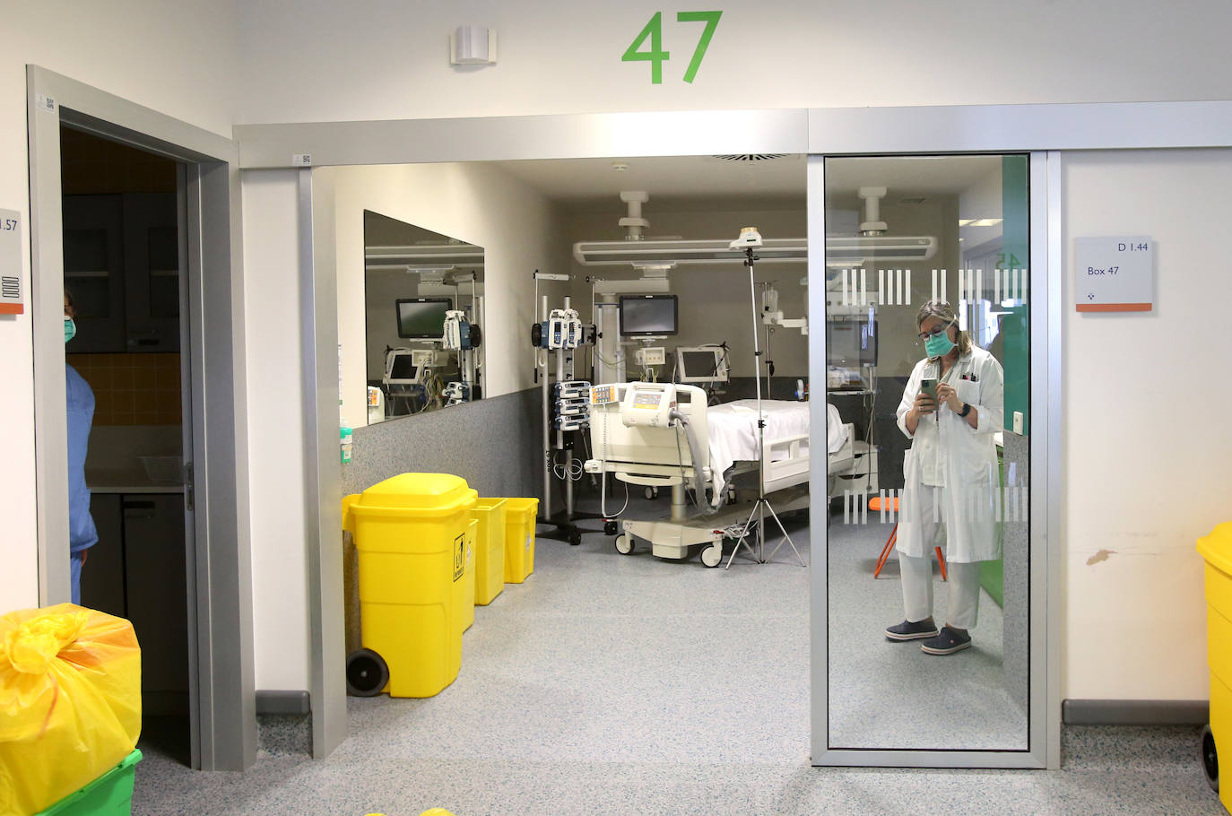 Los casos más graves de la pandemia del coronavirus en Asturias recaen sobre sus espaldas. Son los profesionales la Unidad de Cuidados Intensivos (UCI) del Hospital Universitario Central de Asturias. Ellos viven en directo las historias más dramáticas que deja el COVID-19 en la región pero también los casos más esperanzadores. Porque son muchos quienes, pese a las situaciones más delicadas, vencen al virus y salen de la unidad entre aplausos. EL COMERCIO ha llevado su objetivo este escenario para conocer el intenso y heroico trabajo de sus profesionales. Así es su día a día.