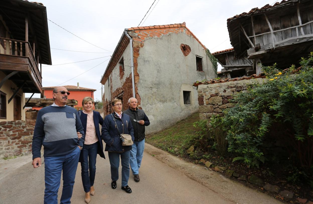 Varios turistas visitan el pueblo de Poreñu, en Villaviciosa. 