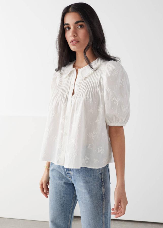 Blusa blanca con bordados, cuello bobo y detalles fruncidos de & Other Stories, 59 euros.