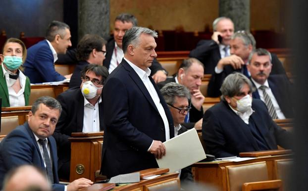 Viktor Orban, primer ministro húngaro, en el centro de la imagen