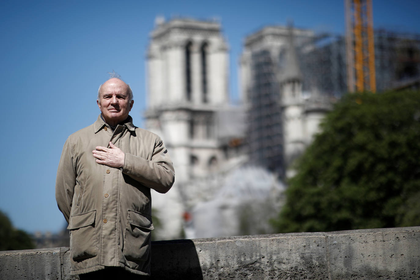 Ocho siglos de historia quedaron en suspenso cuando el 15 de abril de 2019 un incendio derribó la aguja de Notre Dame y su cubierta. Un año después, Francia persiste en su objetivo de reabrir la catedral en 2024, aunque el coronavirus mantenga paralizadas las obras. Las vallas que rodean el templo parisino, la grúa sin movimiento y los andamios que velan por su estructura son reflejo de aquella fatídica tarde, sobre la que la Justicia todavía no ha podido esclarecer el origen de las llamas. El avance de las pesquisas y de la restauración está determinado por la pandemia que ha puesto en hibernación al mundo. Aunque la investigación judicial prosigue en manos de la Brigada Criminal, el análisis técnico se vio frenado cuando este 16 de marzo las obras se suspendieron hasta nueva orden por precaución sanitaria.