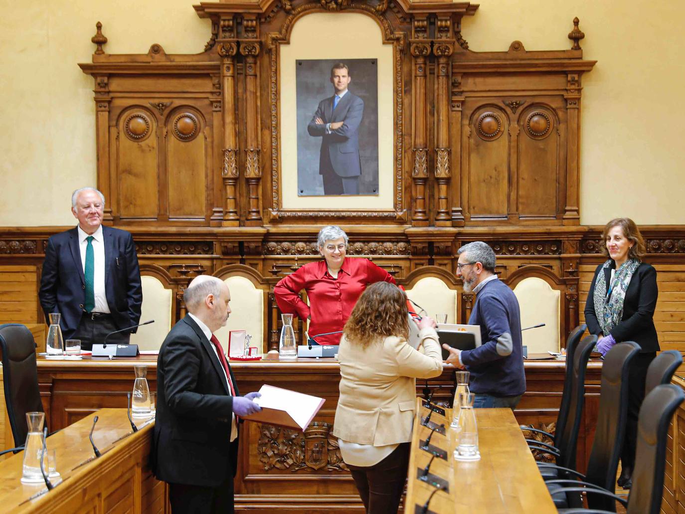 El Pleno apoya promover la Universidad Laboral como Patrimonio de la Humanidad. La declaración institucional del Ayuntamiento con motivo del Día de la Mujer sale adelante con la abstención de Vox.