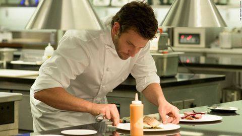 Bradley Cooper protagoniza 'Una buena receta' (2015), película en la que interpreta a un chef que se juega su carrera por su carácter.