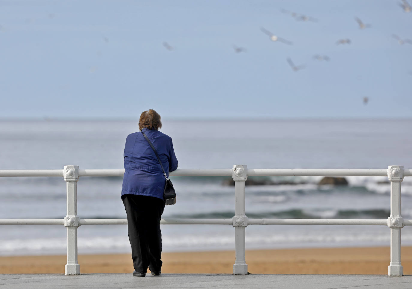 La actividad en las calles asturianas se mantiene al límite, con salidas únicas para los trabajos, compras o asistencias sanitarias. Los agentes policiales continúan con el control de la circulación.