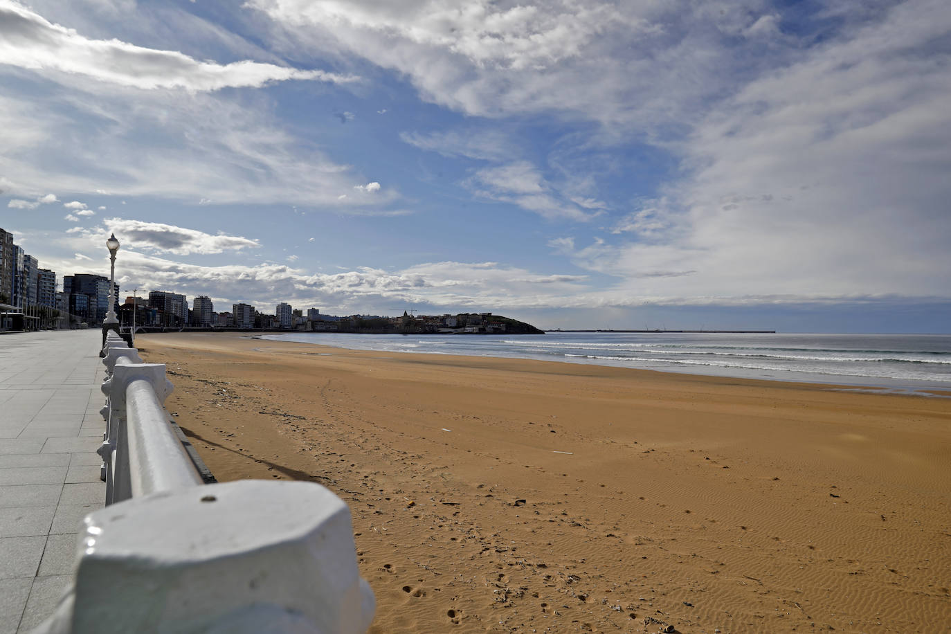 La actividad en las calles asturianas se mantiene al límite, con salidas únicas para los trabajos, compras o asistencias sanitarias. Los agentes policiales continúan con el control de la circulación.