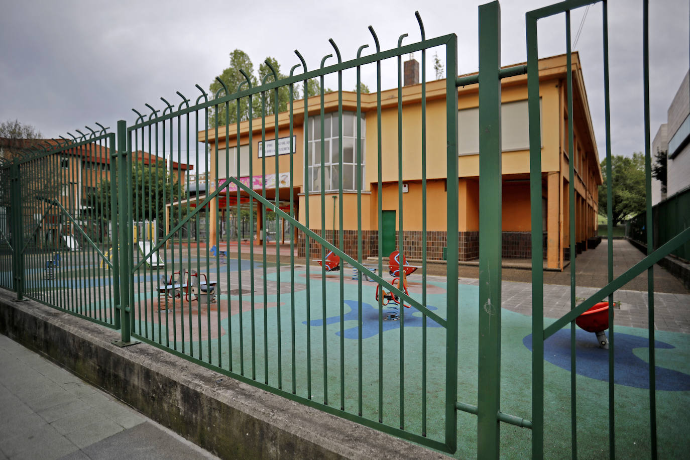 La actividad en las calles asturianas se mantiene al límite, con salidas únicas para los trabajos, compras o asistencias sanitarias. Los agentes policiales continúan con el control de la circulación.