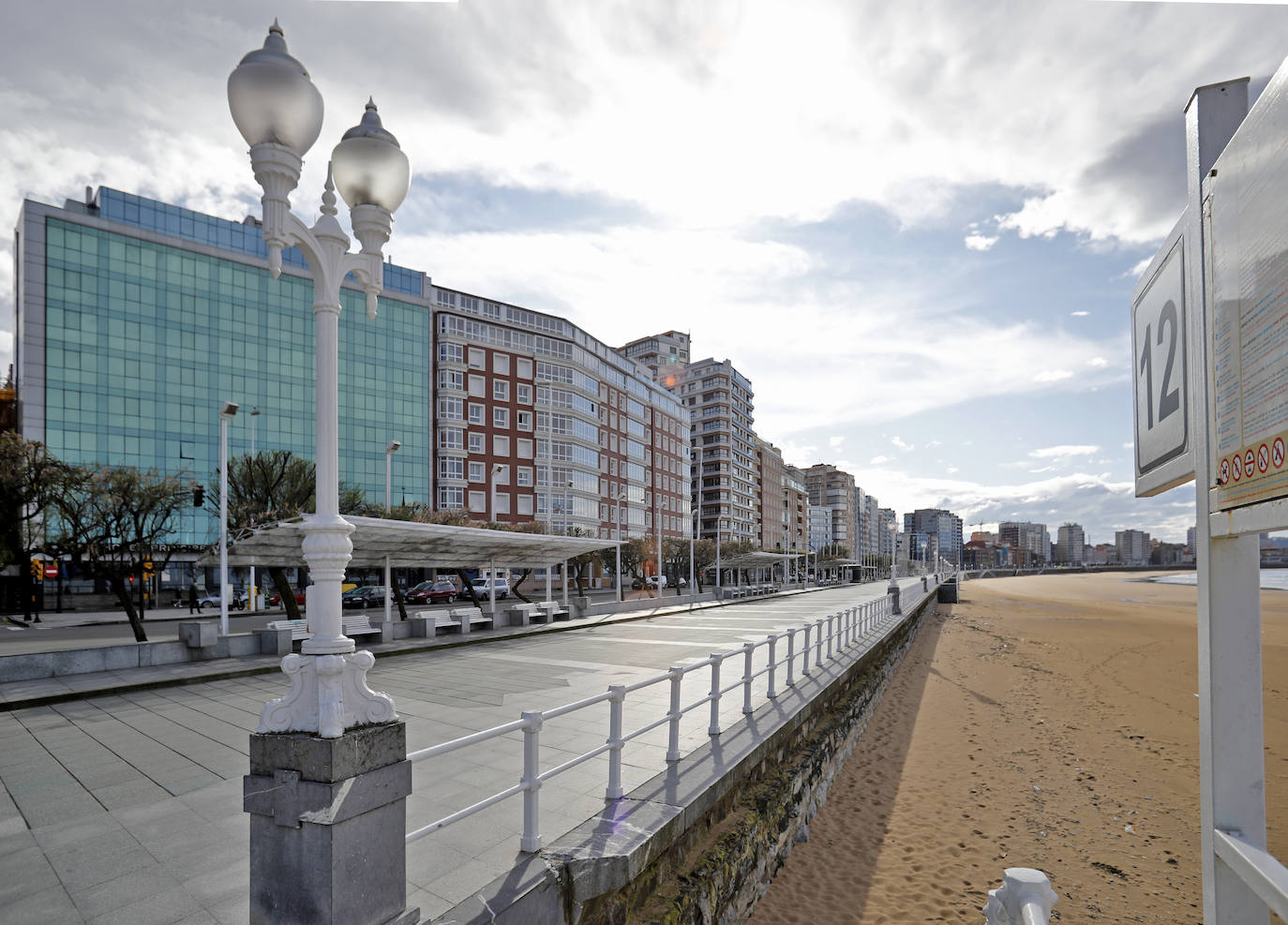 La actividad en las calles asturianas se mantiene al límite, con salidas únicas para los trabajos, compras o asistencias sanitarias. Los agentes policiales continúan con el control de la circulación.