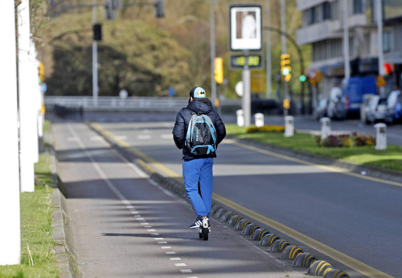 La actividad en las calles asturianas se mantiene al límite, con salidas únicas para los trabajos, compras o asistencias sanitarias. Los agentes policiales continúan con el control de la circulación.