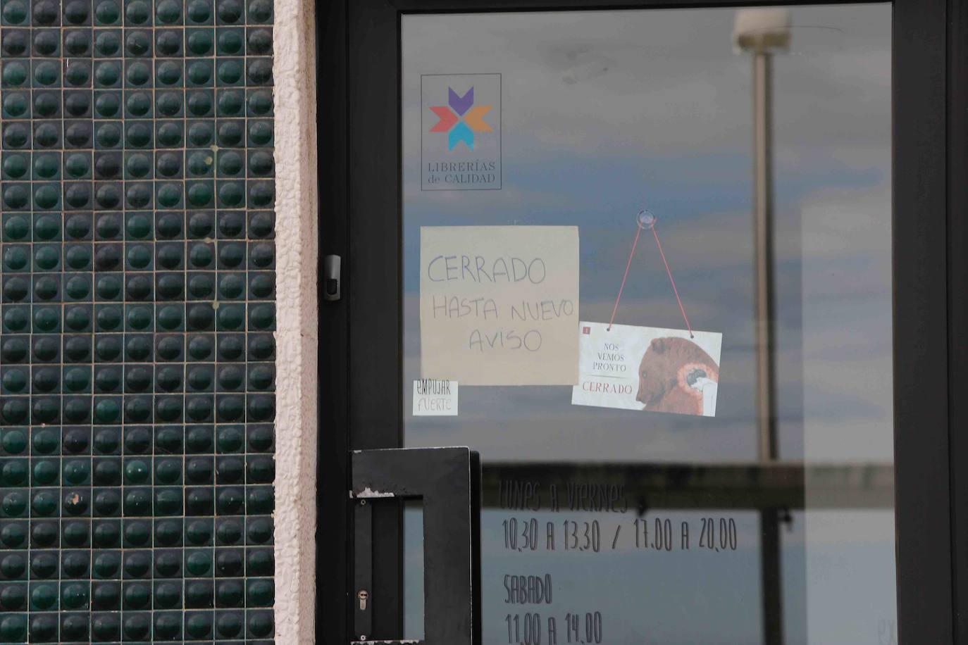 La actividad en las calles asturianas se mantiene al límite, con salidas únicas para los trabajos, compras o asistencias sanitarias. Los agentes policiales continúan con el control de la circulación.