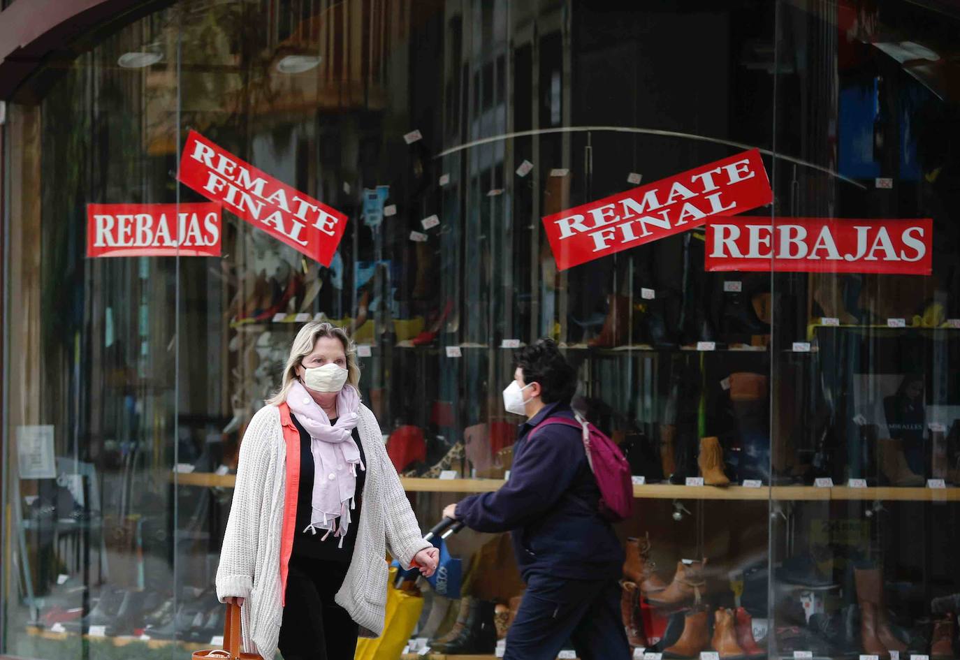 La actividad en las calles asturianas se mantiene al límite, con salidas únicas para los trabajos, compras o asistencias sanitarias. Los agentes policiales continúan con el control de la circulación.