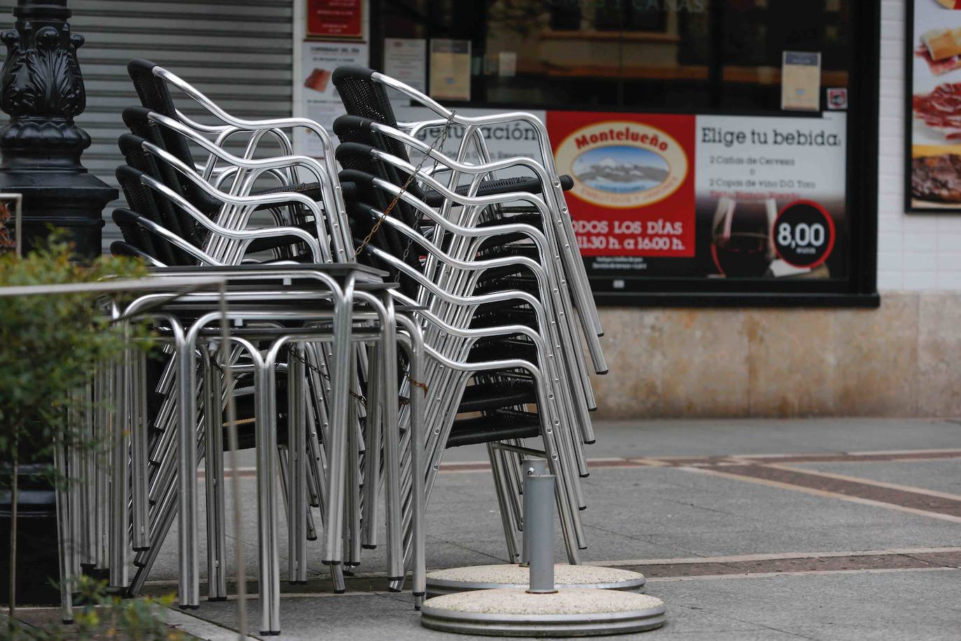 La actividad en las calles asturianas se mantiene al límite, con salidas únicas para los trabajos, compras o asistencias sanitarias. Los agentes policiales continúan con el control de la circulación.