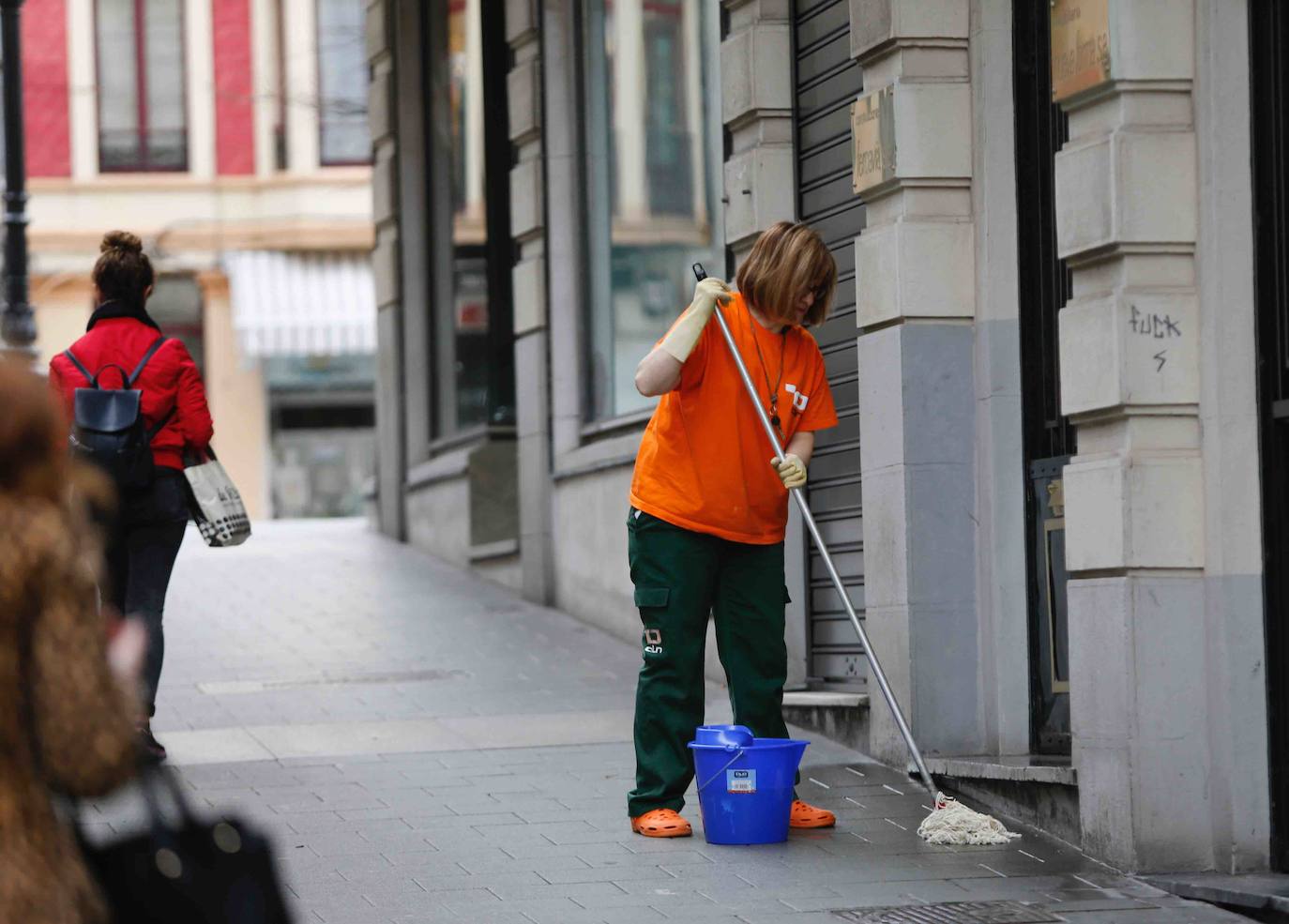 La actividad en las calles asturianas se mantiene al límite, con salidas únicas para los trabajos, compras o asistencias sanitarias. Los agentes policiales continúan con el control de la circulación.