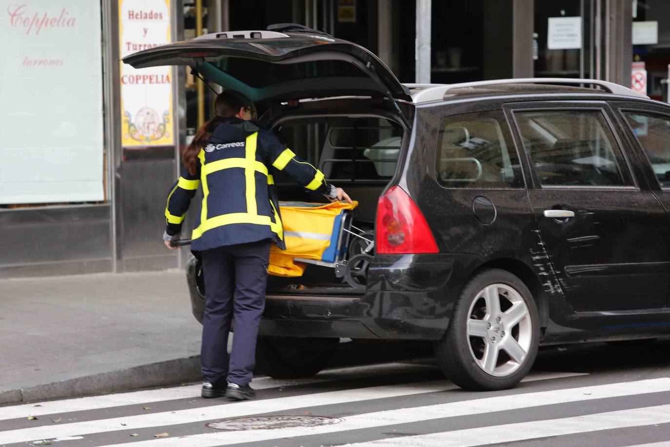 La actividad en las calles asturianas se mantiene al límite, con salidas únicas para los trabajos, compras o asistencias sanitarias. Los agentes policiales continúan con el control de la circulación.