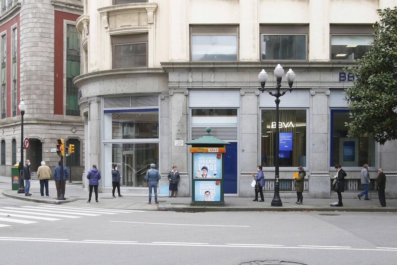 La actividad en las calles asturianas se mantiene al límite, con salidas únicas para los trabajos, compras o asistencias sanitarias. Los agentes policiales continúan con el control de la circulación.