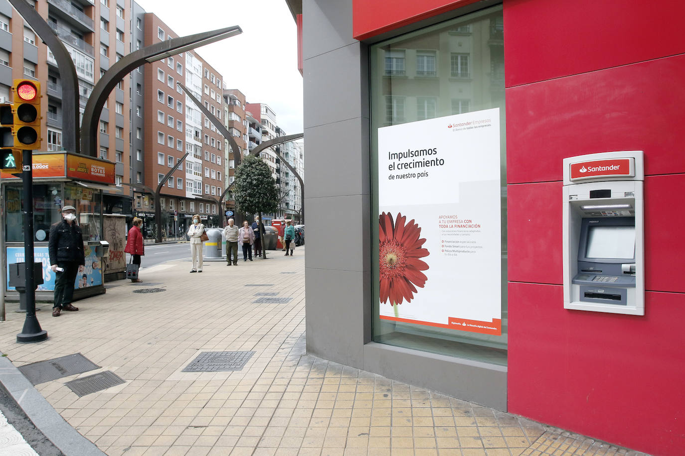 La actividad en las calles asturianas se mantiene al límite, con salidas únicas para los trabajos, compras o asistencias sanitarias. Los agentes policiales continúan con el control de la circulación.
