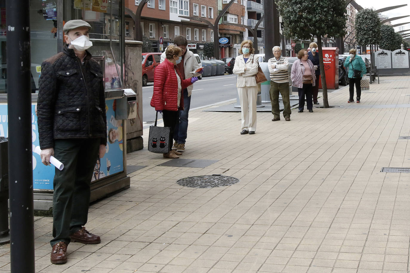 La actividad en las calles asturianas se mantiene al límite, con salidas únicas para los trabajos, compras o asistencias sanitarias. Los agentes policiales continúan con el control de la circulación.