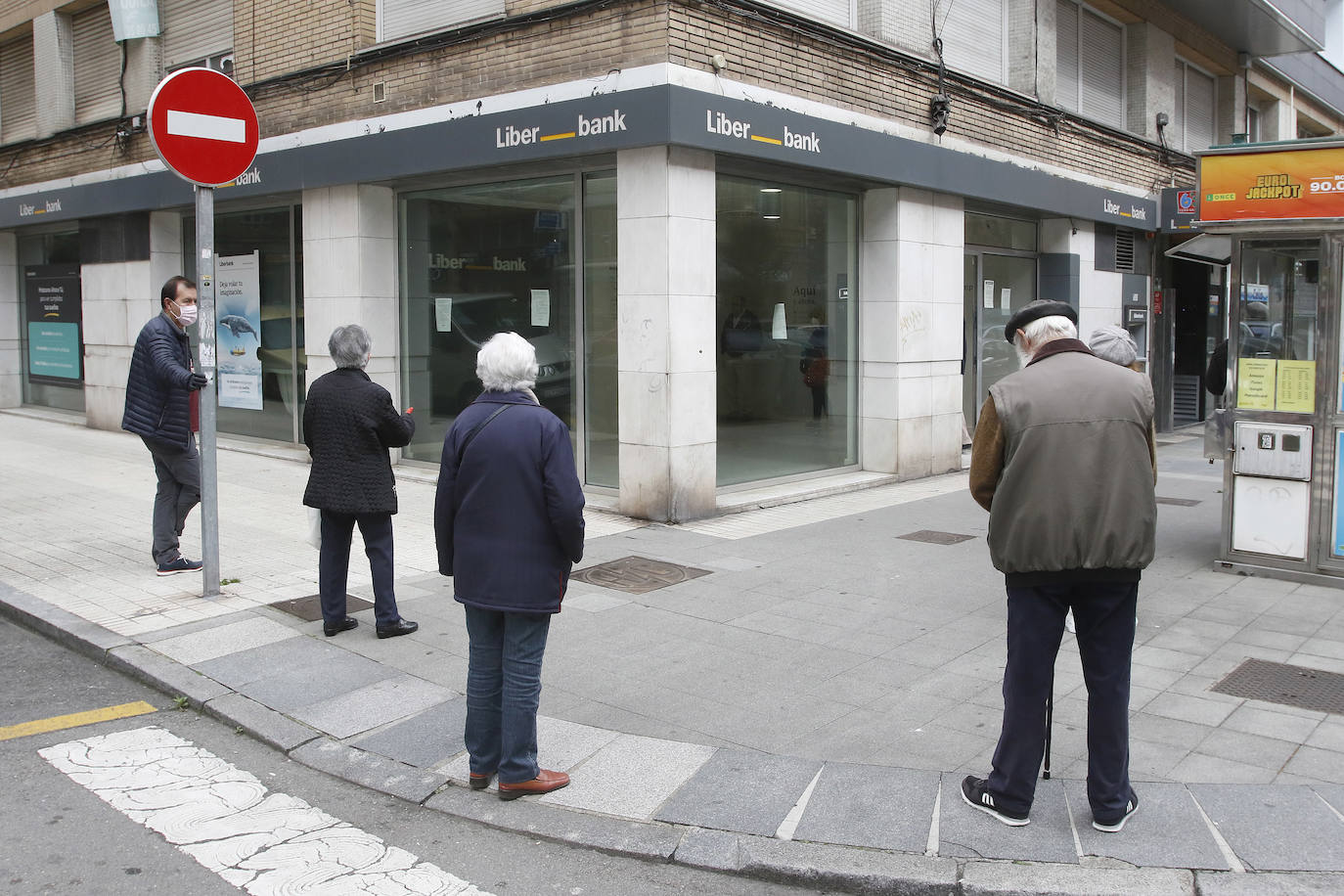 La actividad en las calles asturianas se mantiene al límite, con salidas únicas para los trabajos, compras o asistencias sanitarias. Los agentes policiales continúan con el control de la circulación.