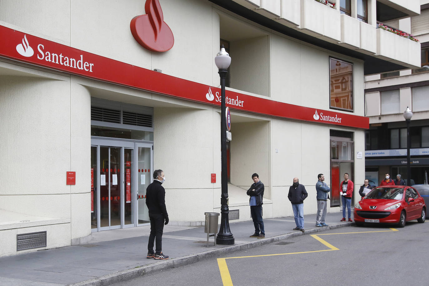 La actividad en las calles asturianas se mantiene al límite, con salidas únicas para los trabajos, compras o asistencias sanitarias. Los agentes policiales continúan con el control de la circulación.