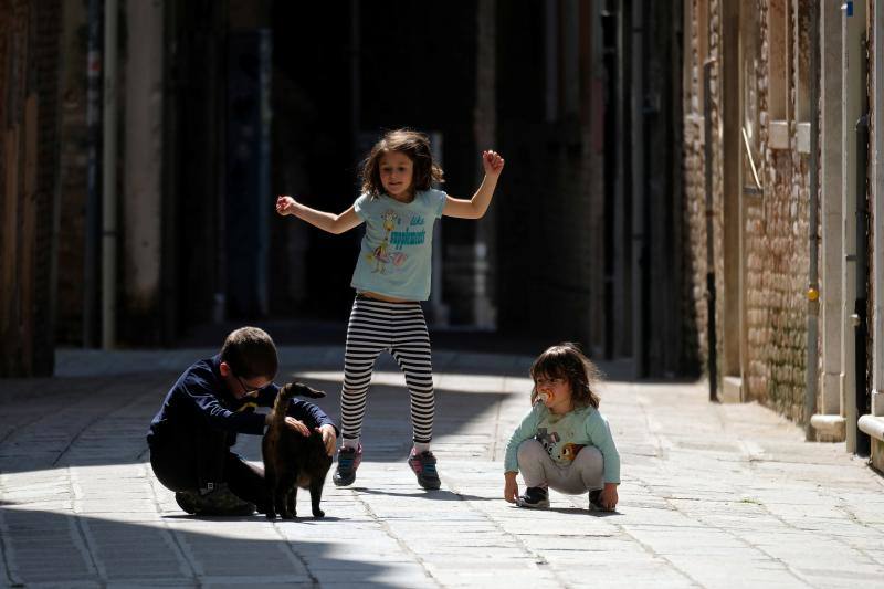 Las calles prácticamente vacías y los canales cristalinos ofrecieron las pasadas semanas una imagen desconocida de la turística ciudad italiana golpeada, como el resto del país, por la crisis del coronavirus. Todavía quedan mucho para que el bullicio de los turistas regrese a la ciudad pero desde el pasado 14 de marzo el Gobierno ha autorizado la apertura de algunos negocios. Una situación que permite a los venecianos ir recobrando la normalidad. 