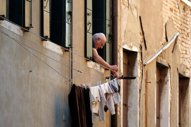 Las calles prácticamente vacías y los canales cristalinos ofrecieron las pasadas semanas una imagen desconocida de la turística ciudad italiana golpeada, como el resto del país, por la crisis del coronavirus. Todavía quedan mucho para que el bullicio de los turistas regrese a la ciudad pero desde el pasado 14 de marzo el Gobierno ha autorizado la apertura de algunos negocios. Una situación que permite a los venecianos ir recobrando la normalidad. 