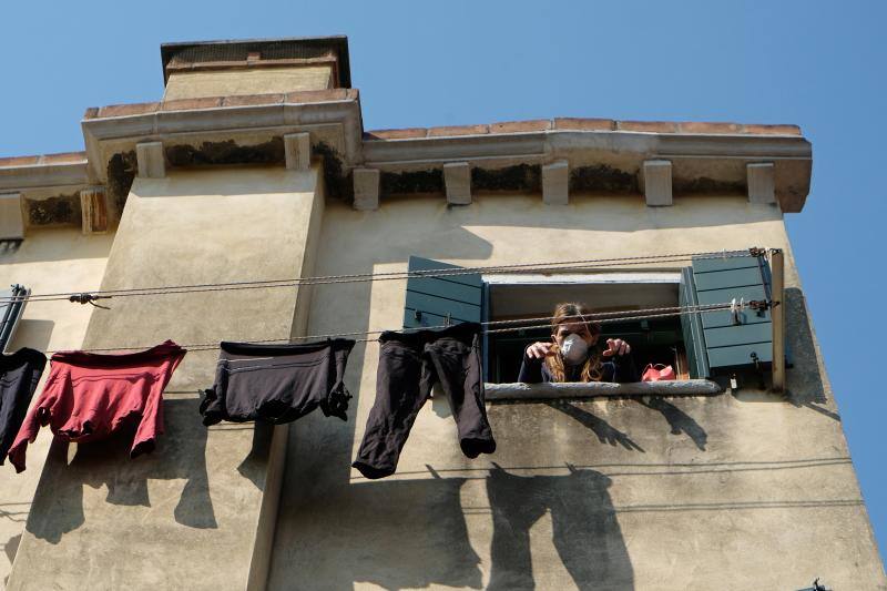 Las calles prácticamente vacías y los canales cristalinos ofrecieron las pasadas semanas una imagen desconocida de la turística ciudad italiana golpeada, como el resto del país, por la crisis del coronavirus. Todavía quedan mucho para que el bullicio de los turistas regrese a la ciudad pero desde el pasado 14 de marzo el Gobierno ha autorizado la apertura de algunos negocios. Una situación que permite a los venecianos ir recobrando la normalidad. 