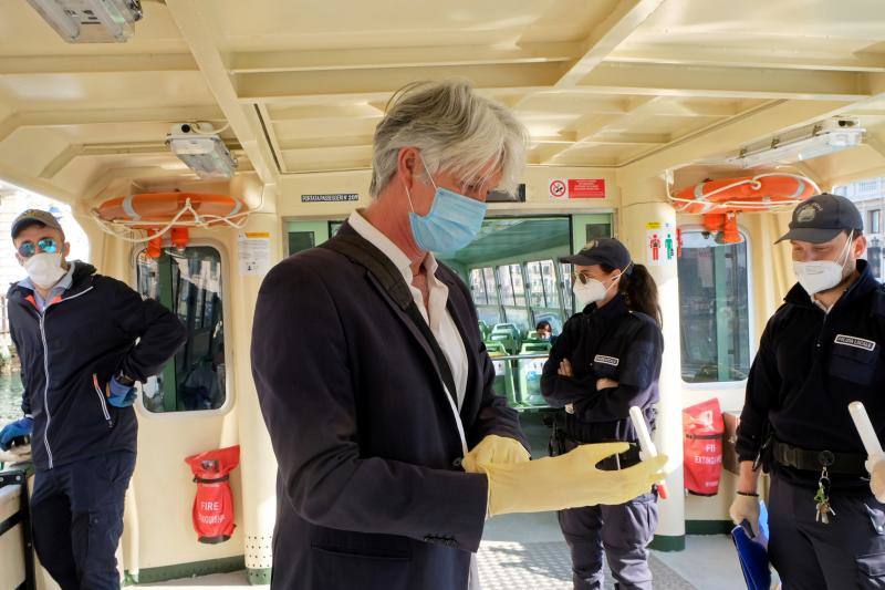 Las calles prácticamente vacías y los canales cristalinos ofrecieron las pasadas semanas una imagen desconocida de la turística ciudad italiana golpeada, como el resto del país, por la crisis del coronavirus. Todavía quedan mucho para que el bullicio de los turistas regrese a la ciudad pero desde el pasado 14 de marzo el Gobierno ha autorizado la apertura de algunos negocios. Una situación que permite a los venecianos ir recobrando la normalidad. 