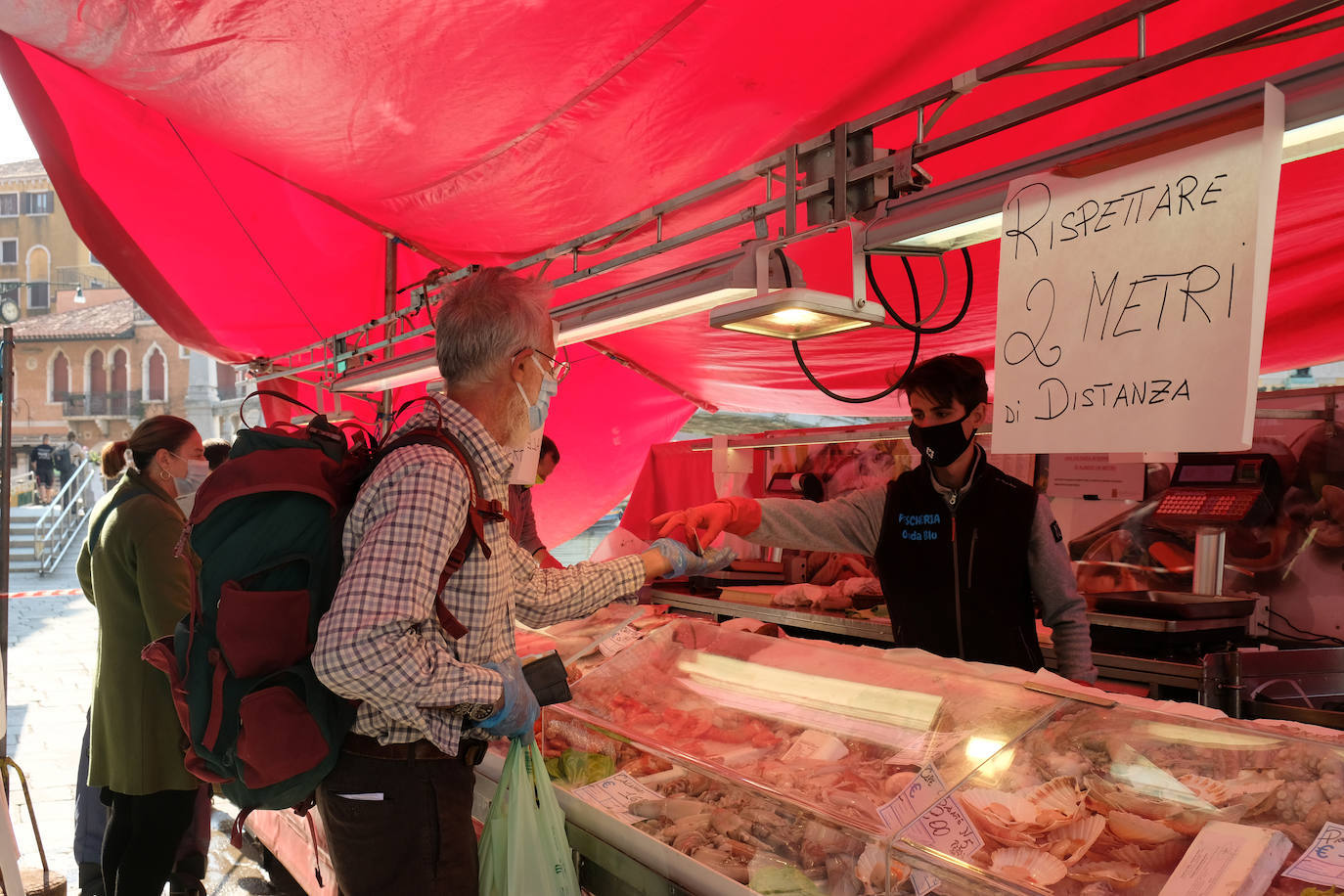 Las calles prácticamente vacías y los canales cristalinos ofrecieron las pasadas semanas una imagen desconocida de la turística ciudad italiana golpeada, como el resto del país, por la crisis del coronavirus. Todavía quedan mucho para que el bullicio de los turistas regrese a la ciudad pero desde el pasado 14 de marzo el Gobierno ha autorizado la apertura de algunos negocios. Una situación que permite a los venecianos ir recobrando la normalidad. 