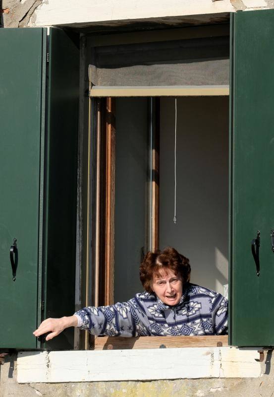 Las calles prácticamente vacías y los canales cristalinos ofrecieron las pasadas semanas una imagen desconocida de la turística ciudad italiana golpeada, como el resto del país, por la crisis del coronavirus. Todavía quedan mucho para que el bullicio de los turistas regrese a la ciudad pero desde el pasado 14 de marzo el Gobierno ha autorizado la apertura de algunos negocios. Una situación que permite a los venecianos ir recobrando la normalidad. 