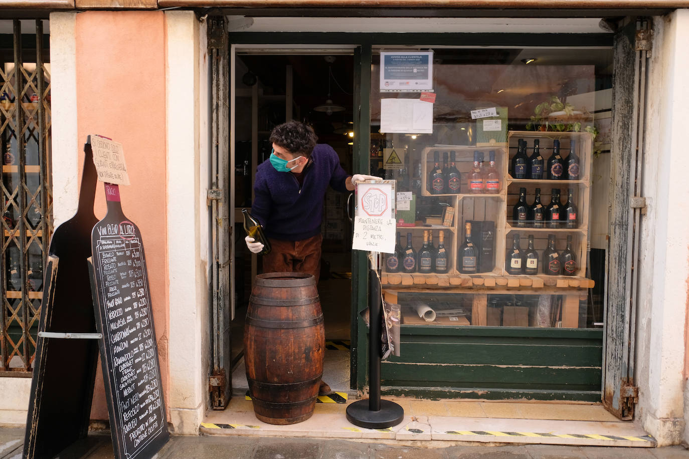 Las calles prácticamente vacías y los canales cristalinos ofrecieron las pasadas semanas una imagen desconocida de la turística ciudad italiana golpeada, como el resto del país, por la crisis del coronavirus. Todavía quedan mucho para que el bullicio de los turistas regrese a la ciudad pero desde el pasado 14 de marzo el Gobierno ha autorizado la apertura de algunos negocios. Una situación que permite a los venecianos ir recobrando la normalidad. 