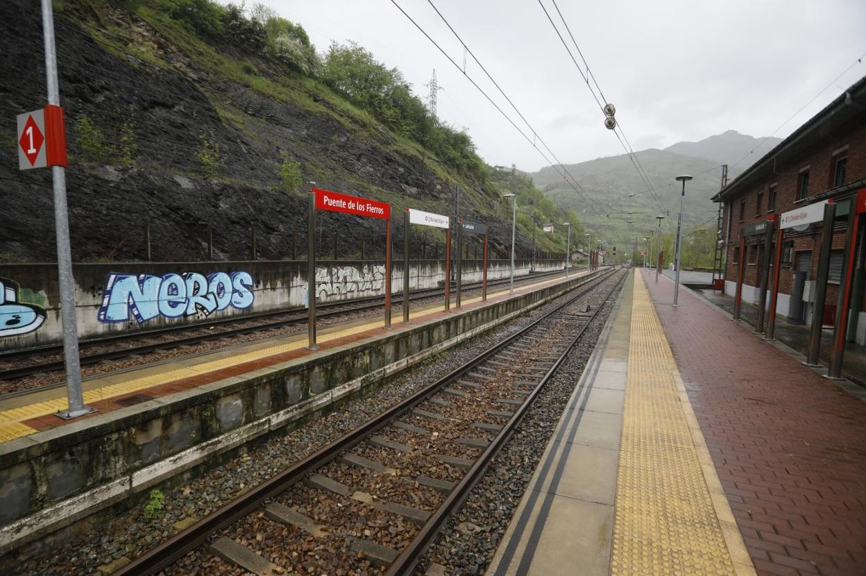 Estación ferroviaria de Puente de los Fierros, en Lena, en el inicio del ascenso por la rampa hacia León. 