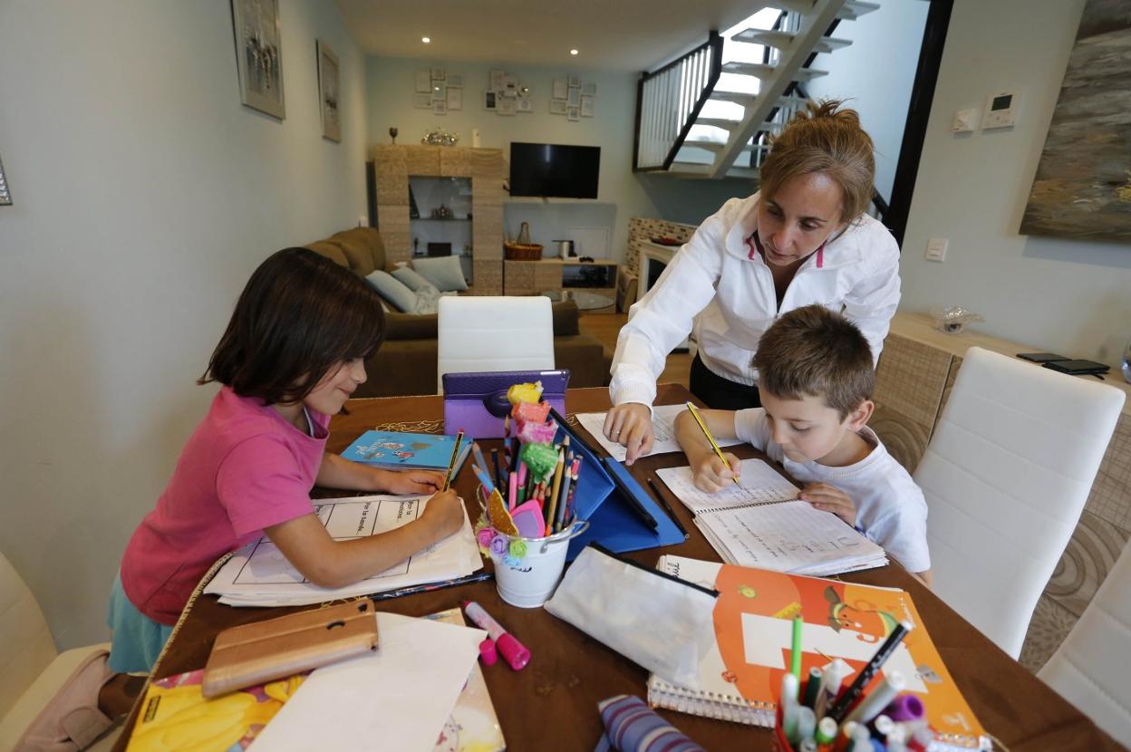 Eva y Raúl hacen las tareas en casa. Raúl celebra hoy, en pleno confinamiento, su séptimo cumpleaños. 