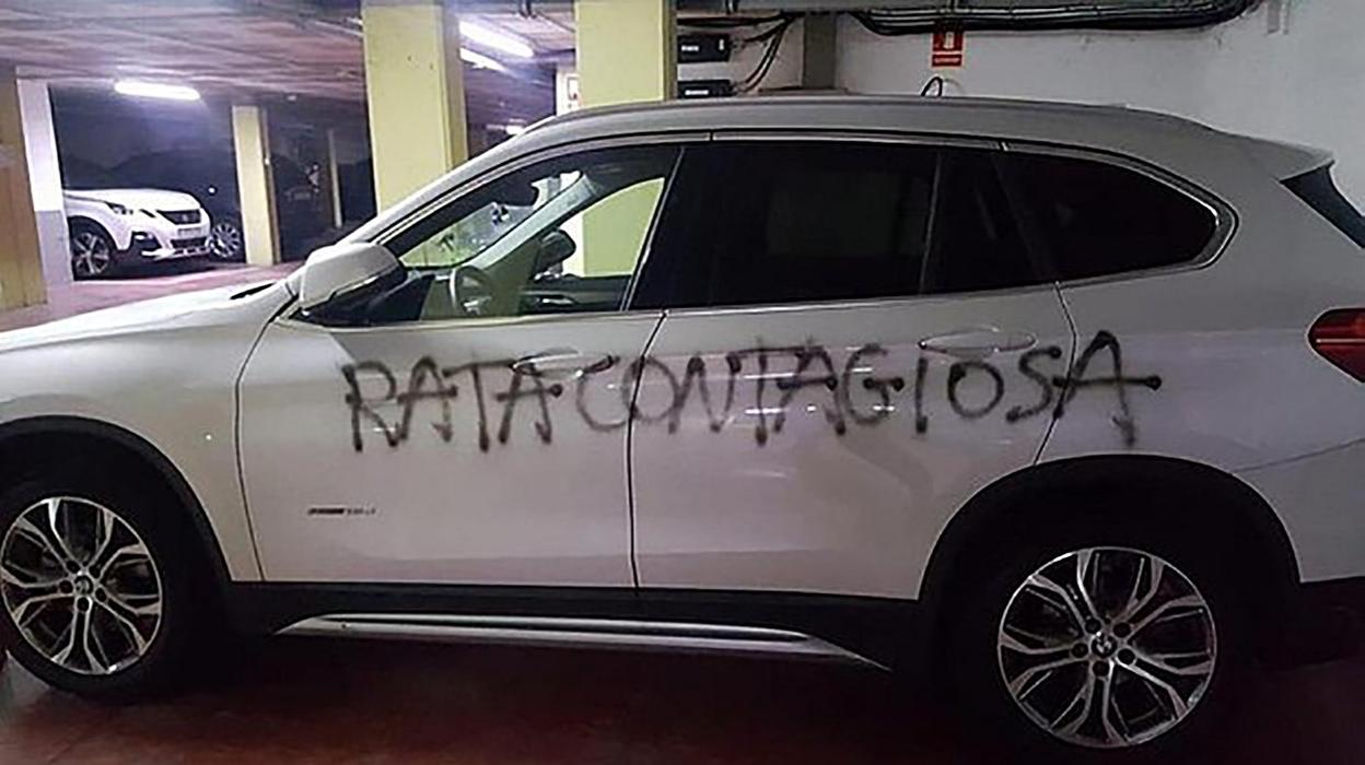 Pintada en el coche de la ginecóloga Silvana Bonino, que trabaja en una clínica de Barcelona. 