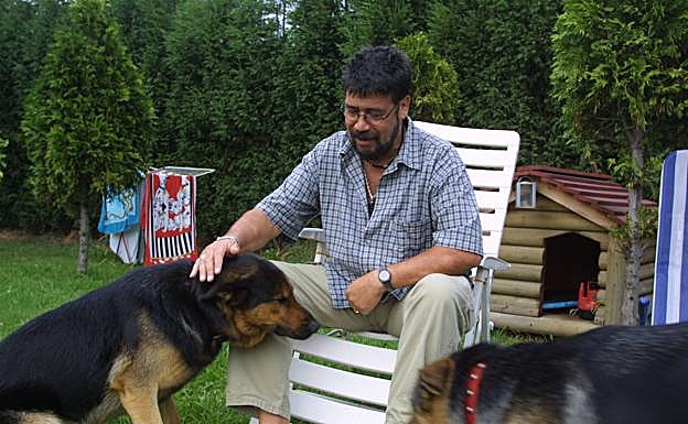 Luis Sepúlveda, en 2001, su casa de Gijón.