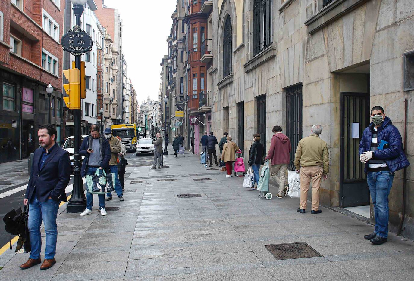 La actividad mínima esencial continua en todos los rincones de Asturias. Los asturianos salen para realizar compras de alimentos, pasear a sus mascotas o acudir a sus puestos de trabajo