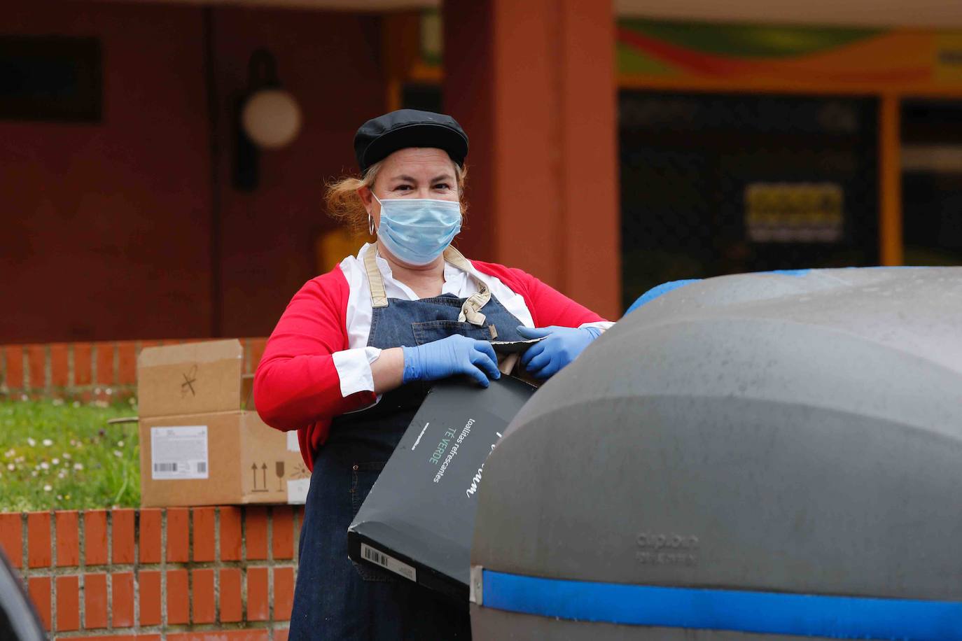 La actividad mínima esencial continua en todos los rincones de Asturias. Los asturianos salen para realizar compras de alimentos, pasear a sus mascotas o acudir a sus puestos de trabajo