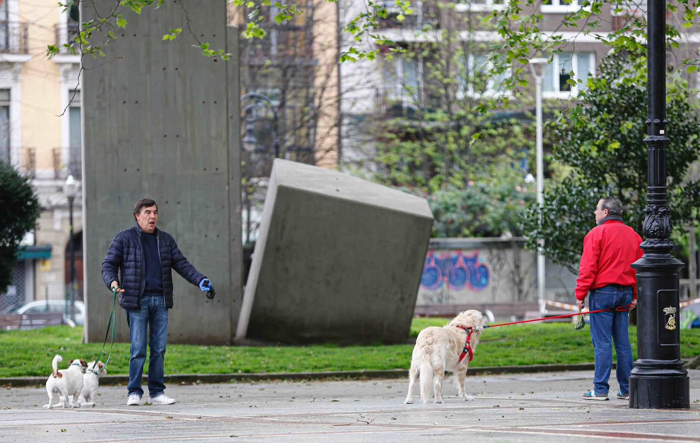 La actividad mínima esencial continua en todos los rincones de Asturias. Los asturianos salen para realizar compras de alimentos, pasear a sus mascotas o acudir a sus puestos de trabajo