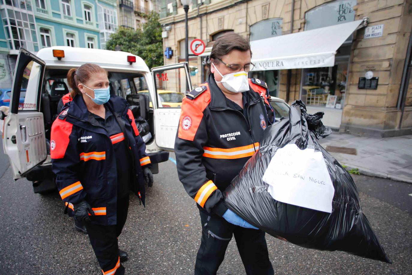 La actividad mínima esencial continua en todos los rincones de Asturias. Los asturianos salen para realizar compras de alimentos, pasear a sus mascotas o acudir a sus puestos de trabajo