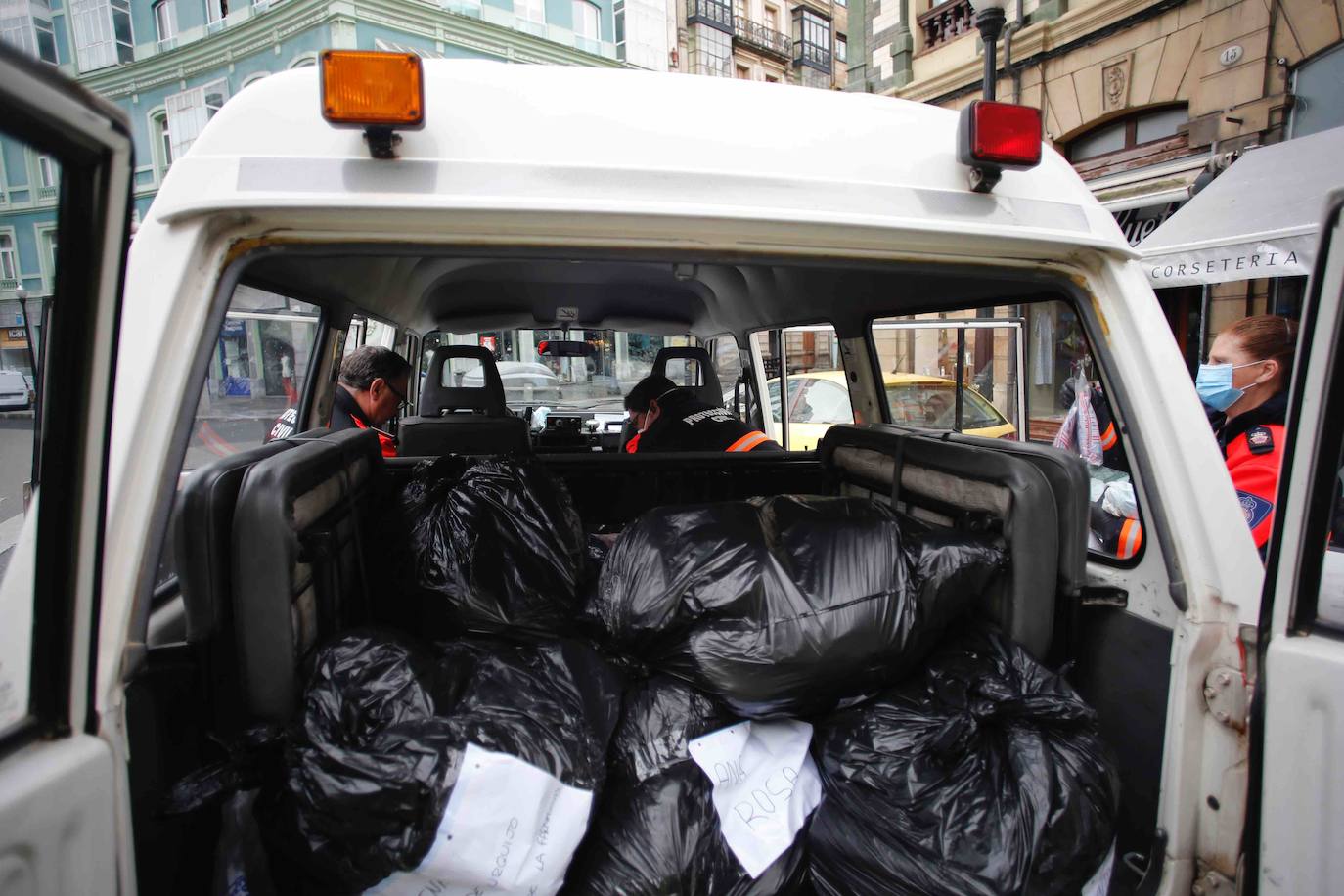 La actividad mínima esencial continua en todos los rincones de Asturias. Los asturianos salen para realizar compras de alimentos, pasear a sus mascotas o acudir a sus puestos de trabajo