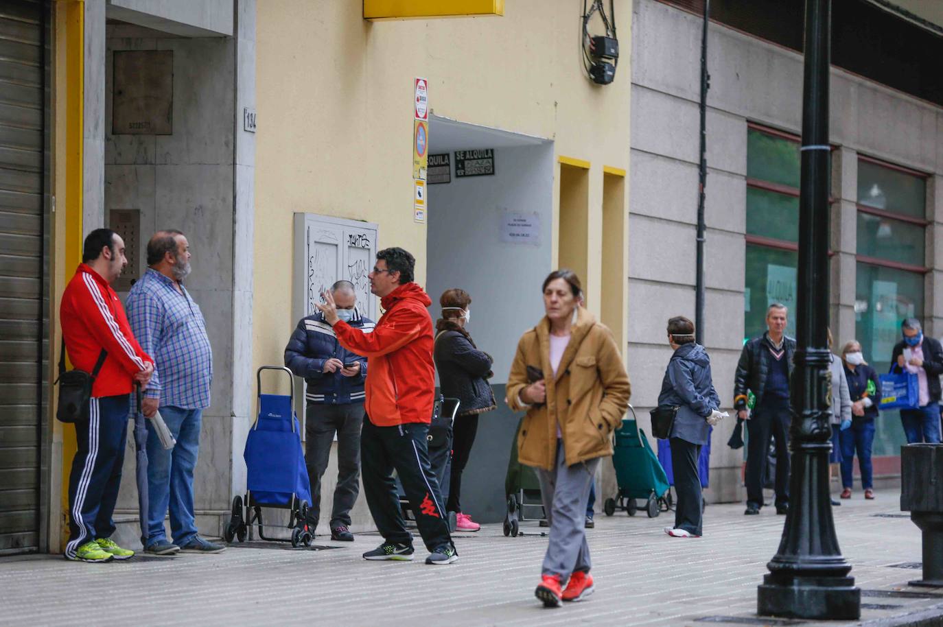 La actividad mínima esencial continua en todos los rincones de Asturias. Los asturianos salen para realizar compras de alimentos, pasear a sus mascotas o acudir a sus puestos de trabajo