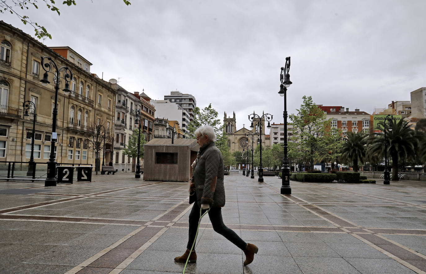 La actividad mínima esencial continua en todos los rincones de Asturias. Los asturianos salen para realizar compras de alimentos, pasear a sus mascotas o acudir a sus puestos de trabajo