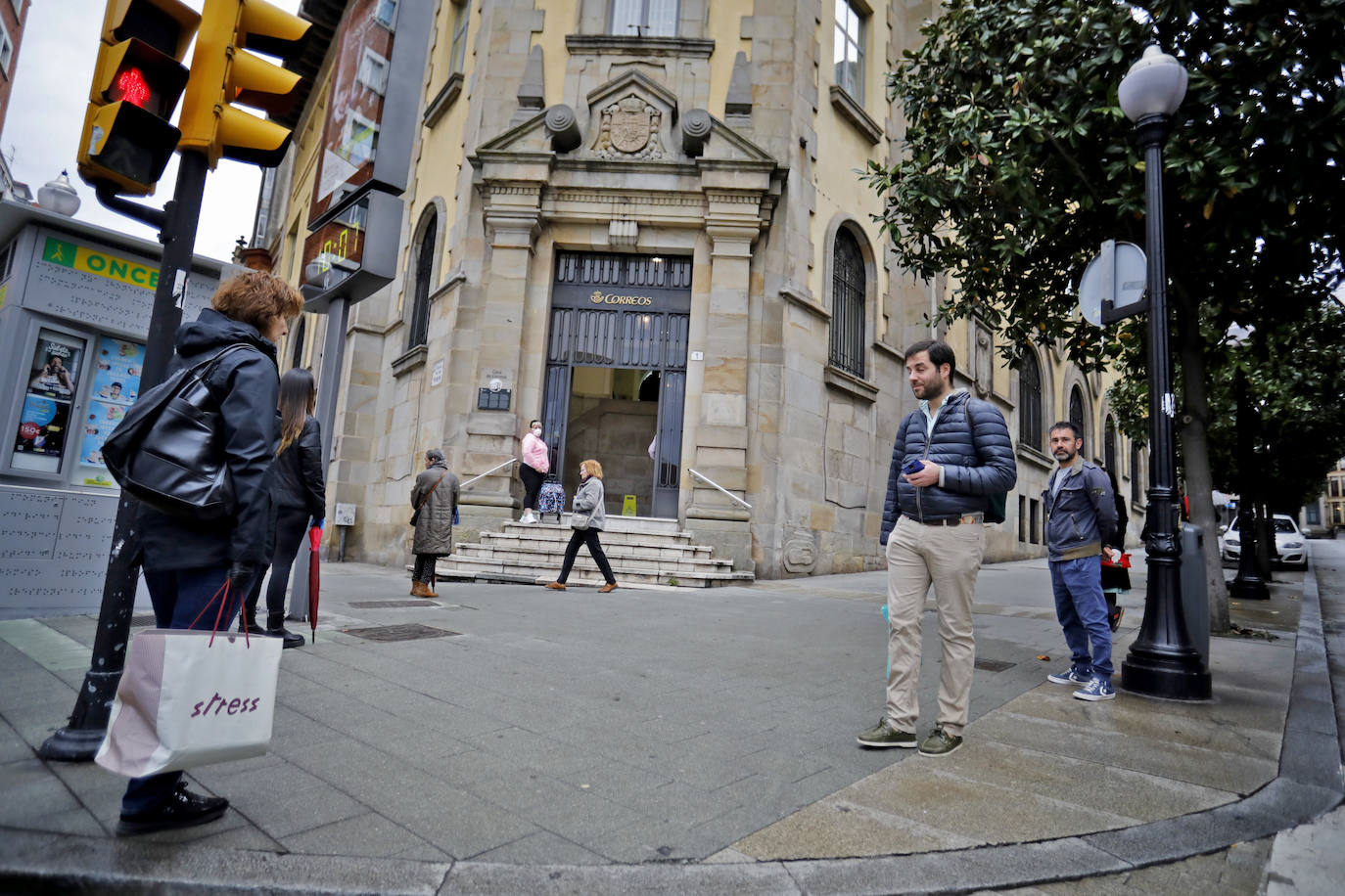 La actividad mínima esencial continua en todos los rincones de Asturias. Los asturianos salen para realizar compras de alimentos, pasear a sus mascotas o acudir a sus puestos de trabajo