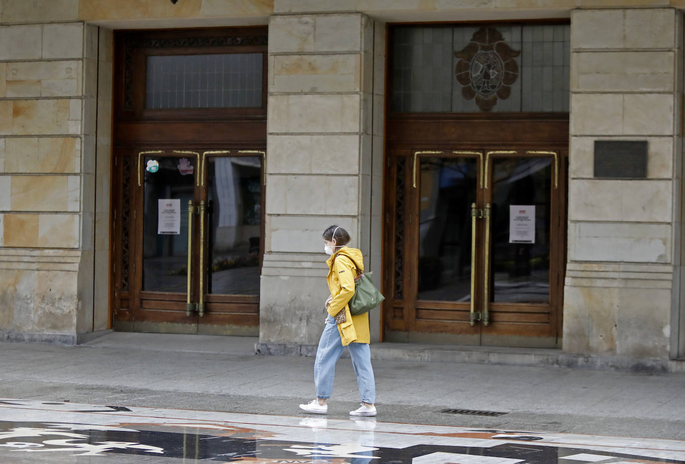 La actividad mínima esencial continua en todos los rincones de Asturias. Los asturianos salen para realizar compras de alimentos, pasear a sus mascotas o acudir a sus puestos de trabajo