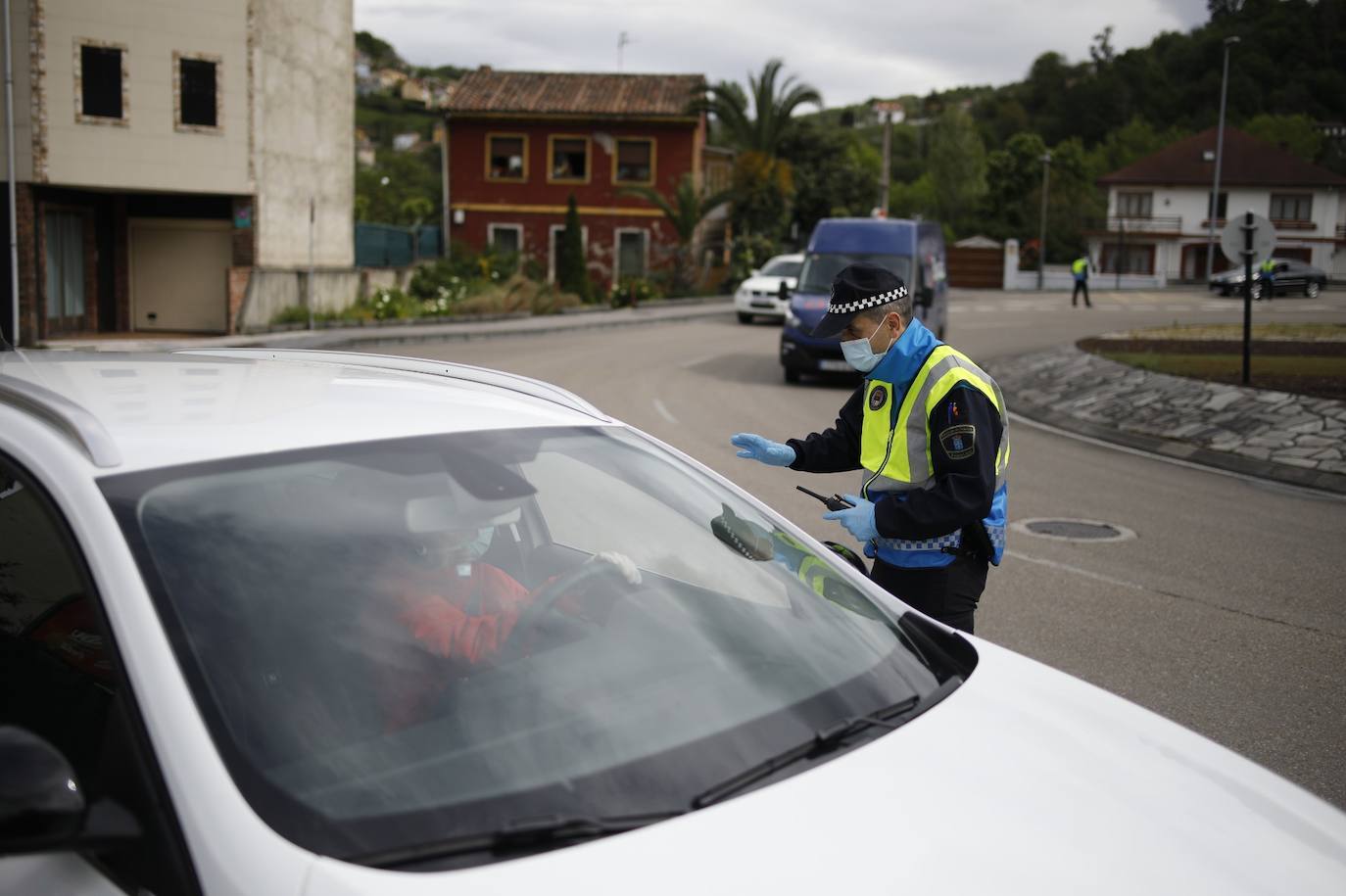 La actividad mínima esencial continua en todos los rincones de Asturias. Los asturianos salen para realizar compras de alimentos, pasear a sus mascotas o acudir a sus puestos de trabajo